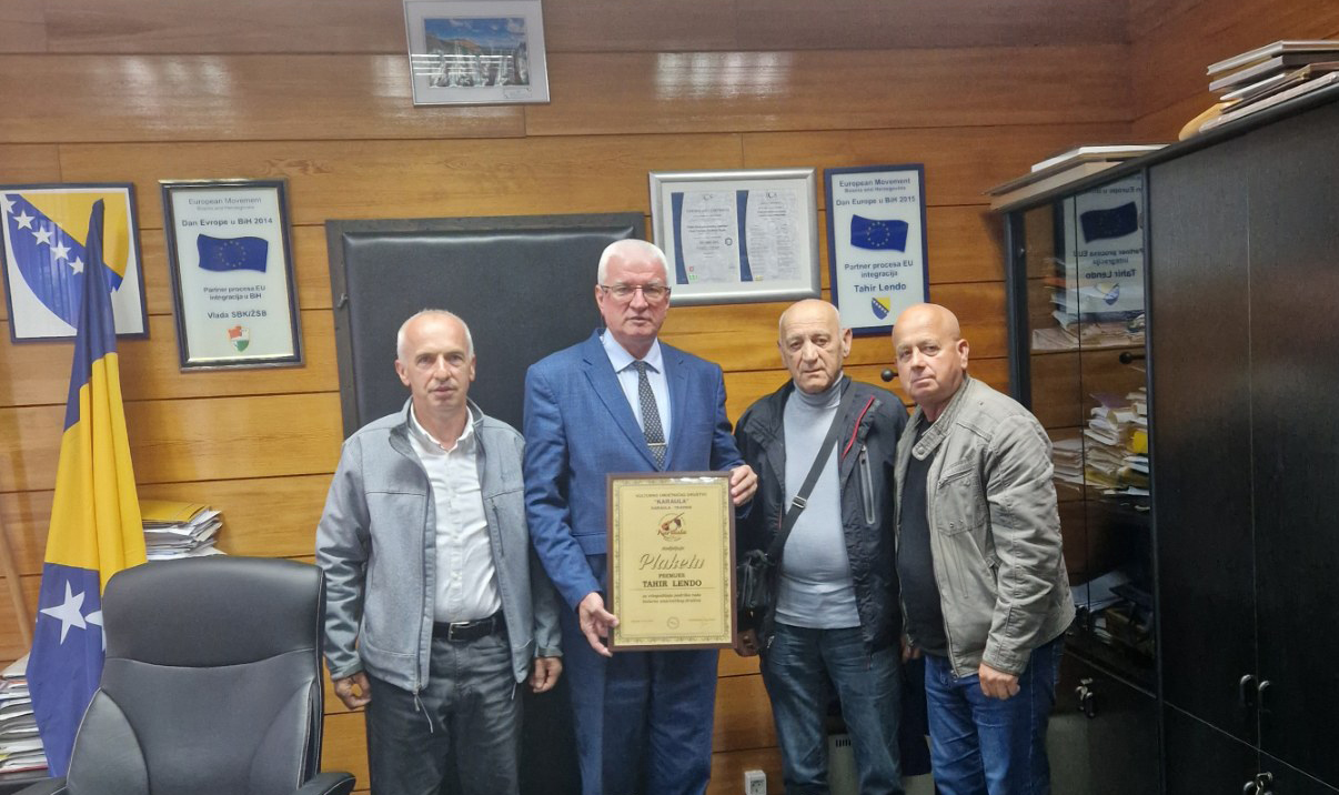 KUD „Karaula“ uručio Zlatnu plaketu premijeru Lendi   